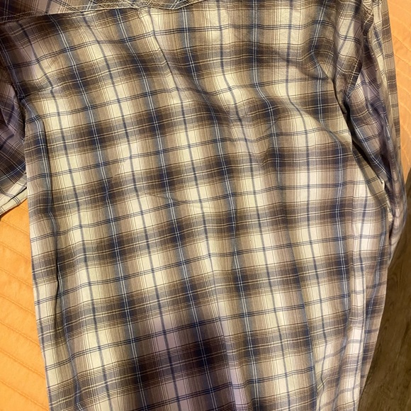Mens AE button up shirt has one button that doesn’t snap but in good condition - Picture 3 of 3